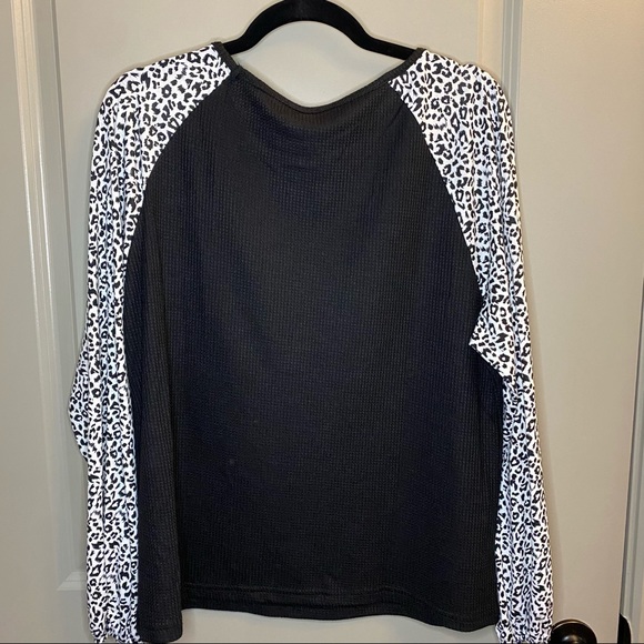 🛑🛑🛑SOLD 🛑🛑🛑 Black and leopard print love sleeve top - Picture 3 of 5